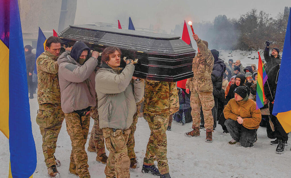 חיילים אוקראינים נושאים את ארונה של "סאטי"