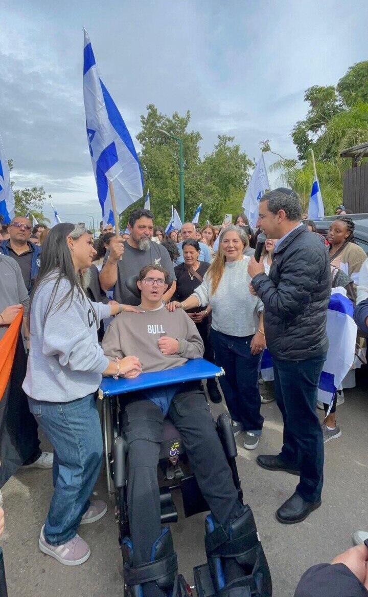 משה חיים אלוש חוזר לביתו, מלווה במאות תושבי גדרה (צילום: מועצה מקומית גדרה) קבלת פנים בגדרה לחייל הפצוע משה חיים אלוש