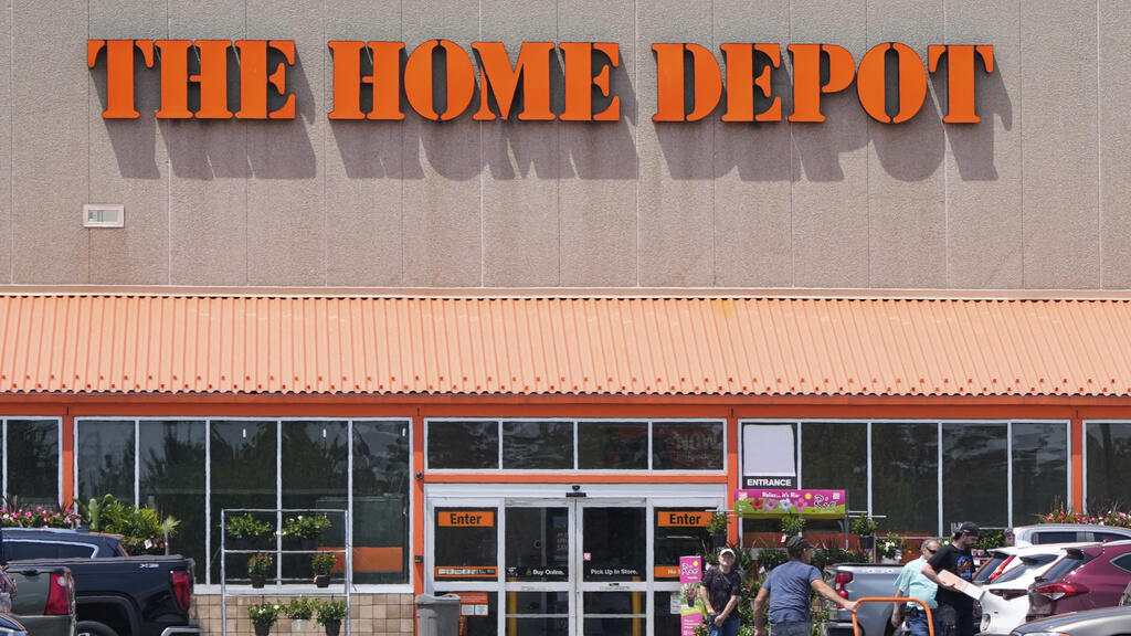 סניף של רשת Home Depot. ההנהלה טוענת לירידה בביקוש למוצרי הבית (צילום: Charles Krupa / AP) סניף של רשת Home Depot
