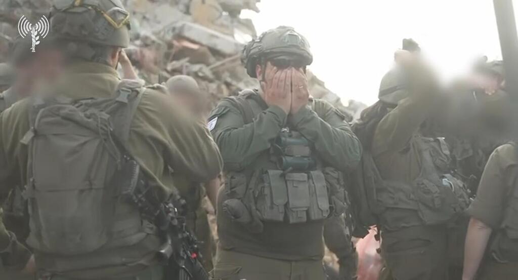 ההתרגשות לאחר המאמץ ההירואי שהוביל לאיתורו של רס"ר רן גויאלי ז"ל (צילום: דובר צה"ל) ההתרגשות לאחר המאמץ ההירואי שהוביל לאיתורו של רס"ר רן גויאלי ז"ל