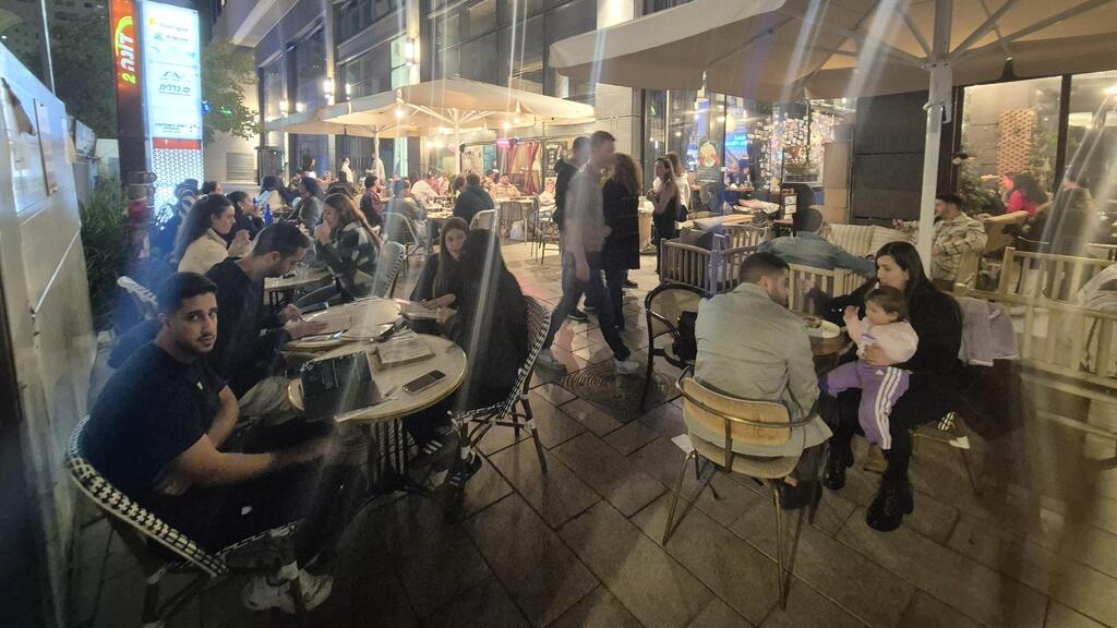 שמח גם בחוץ (צילום: אסף קמר) תנדי בר