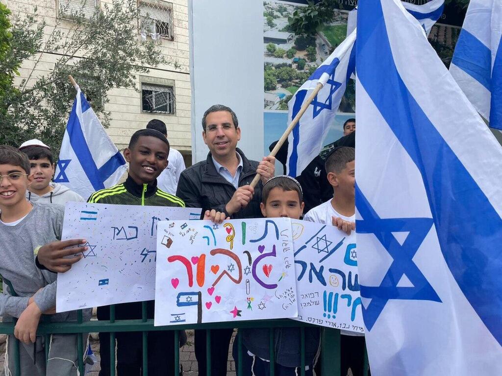 צילום: מועצה מקומית גדרה קבלת פנים בגדרה לחייל הפצוע משה חיים אלוש