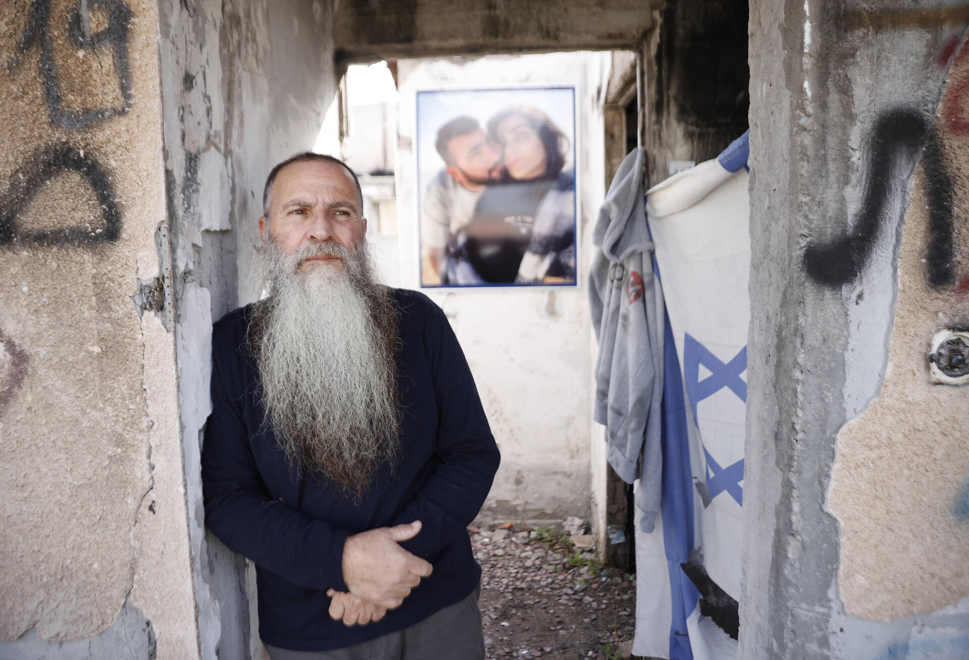אמיר, אביו של ניראל ז"ל שנרצח על-ידי מחבלים, בבית ההרוס בכפר עזה  