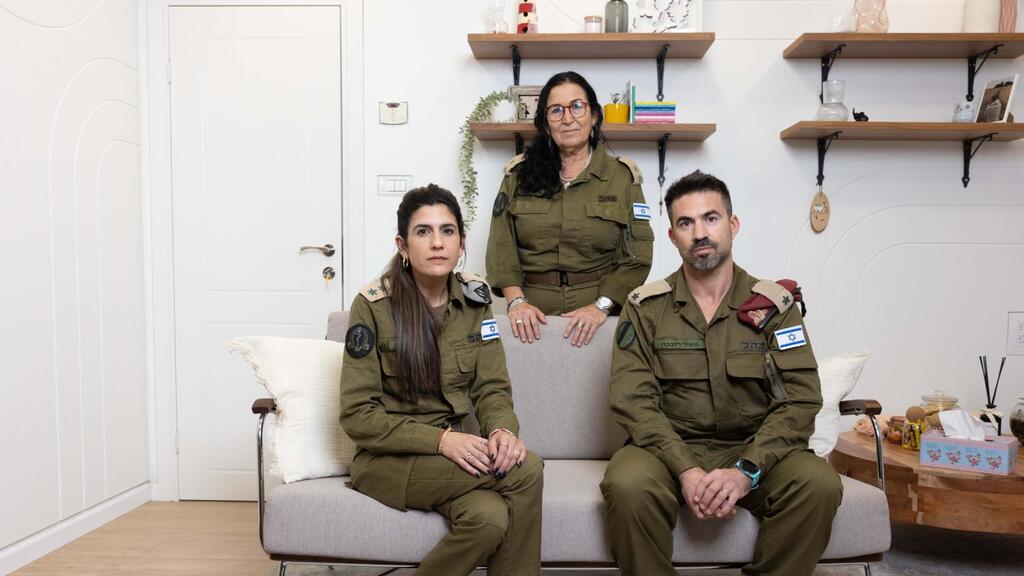 רס"ן רובכה, סא"ל (מיל') עליזה דולב וסא"ל אשכנזי. "מי שלא יפתח פוסט־טראומה, יצמח ממה שעבר עליו" (צילום: עוז מועלם) רס"ן רובכה, סא"ל (מיל') עליזה דולב וסא"ל אשכנזי. "מי שלא יפתח פוסט־טראומה, יצמח ממה שעבר עליו"