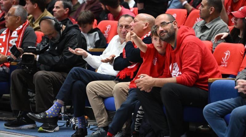 "במקום להתעסק בכדורסל מתעסקים למה ראש העיר הגיע ואיפה הוא ישב". חולדאי במשחק אתמול (צילום: ראובן שוורץ, ONE) "במקום להתעסק בכדורסל מתעסקים למה ראש העיר הגיע ואיפה הוא ישב". חולדאי במשחק אתמול