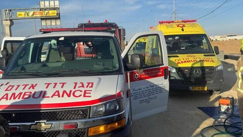 התנגשות קטלנית בין משאית לרכב פרטי בנגב: אישה כבת 40 נהרגה, גבר נפצע קשה