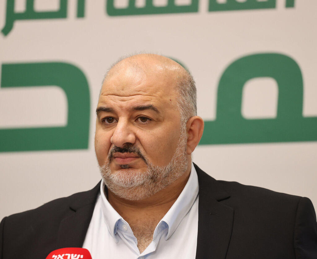 עבאס. הופתע מהחיבוק | צילום: אלכס קולומויסקי