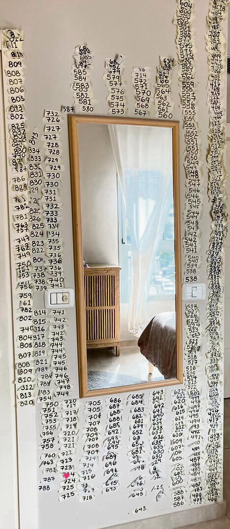 "קיר העצב" בבית גולדברג־פולין ופיסות הדבק שהצטברו עליו עד השבוע | צילום: באדיבות המשפחה