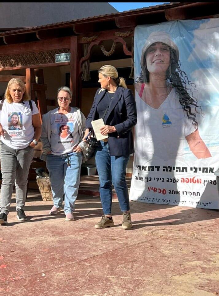אדוארדס במהלך ביקורה בישראל, לצד אימה של אמילי דמארי - שהייתה אז בשבי (צילום: UN) אליס אדוארדס
