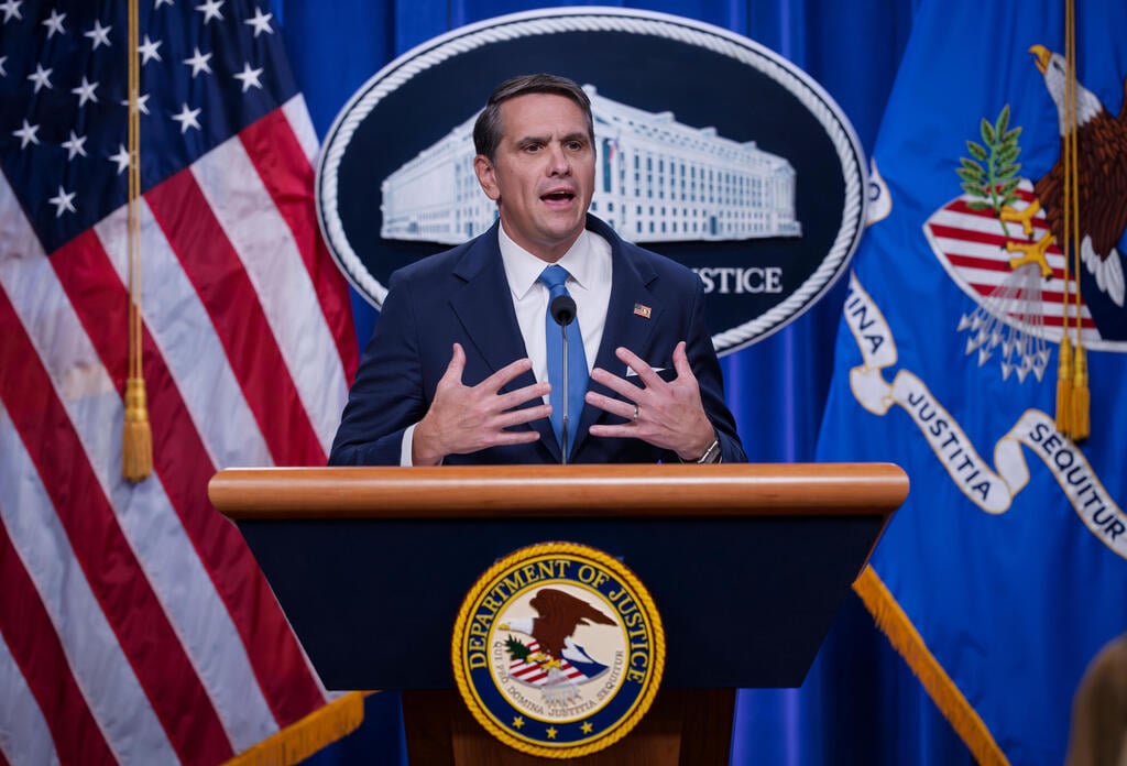 התובע הכללי טוד בלאנש. שני כלי הנשק נרכשו כחוק (צילום: AP Photo/J. Scott Applewhite) טוד בלנש על שחרור מסמכי אפשטיין