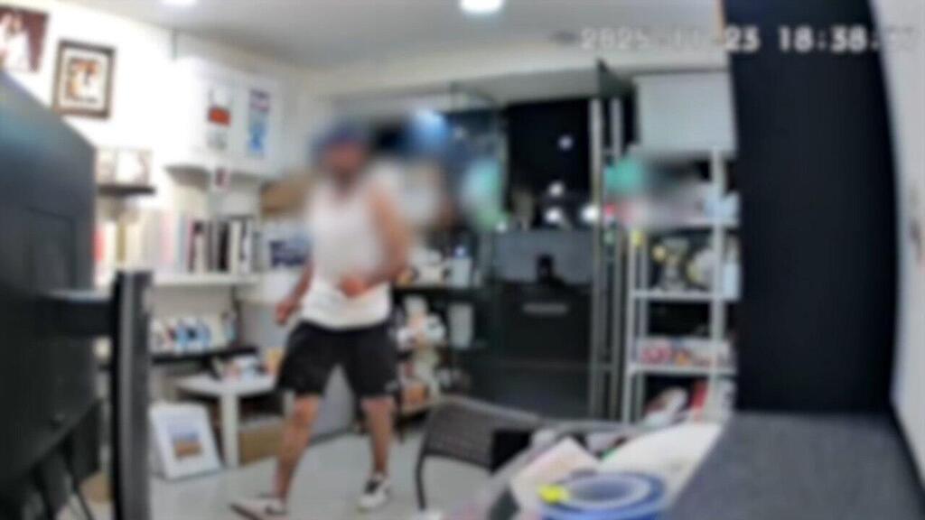 גבאי הואשם בגניבה מחנות ופריצה לרכבים (צילום: דוברות המשטרה) תיעוד: מוטי גבאי גנב מחנות צילום בטבריה