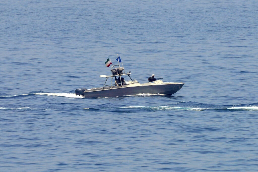 Archival: Iranian Revolutionary Guard speedboat in the Strait of Hormuz, 2023 (Photo: AP Photo/Jon Gambrell) סירה מהירה של משמרות המהפכה של איראן ב מפרץ הורמוז ארכיון 2023