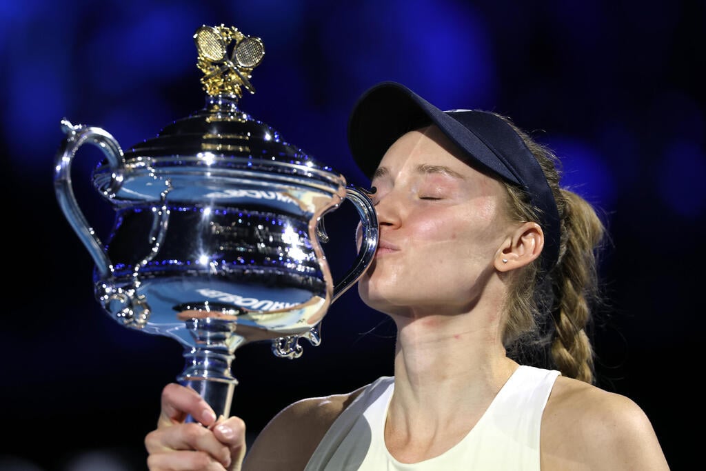 ריבאקינה והגביע (צילום: Clive Brunskill/Getty Images) ריבאקינה
