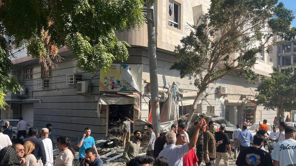 זירת הפיצוץ בבניין המגורים בעיר הנמל בנדר עבאס באיראן