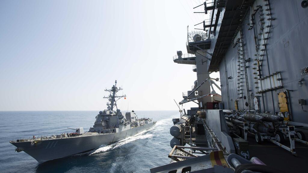 The destroyer Spruance accompanying the aircraft carrier Lincoln (Photo: US Navy) ה משחתת USS Spruance של צבא ארה"ב שנשלחה למזרח התיכון בצל המתיחות מול איראן יחד עם נושאת המטוסים לינקולן צילום ארכיון