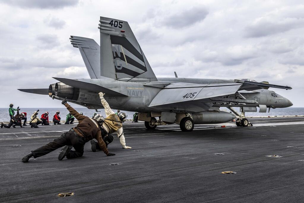 Boeing F/A-18E/F Super Hornet fighter jet (Photo: CENTCOM) מטוס קרב של צבא ארה"ב F/A-18 סופר הורנט על גבי נושאת מטוסים אברהם לינקולן בצל מתיחות מול איראן