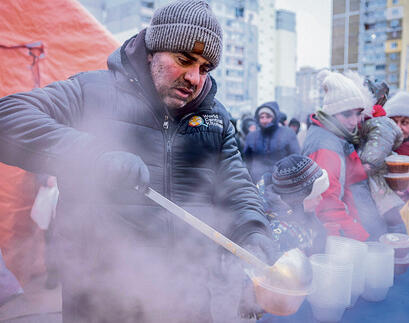 הרוח עדיין איתנה. תור לבית תמחוי באוקראינה