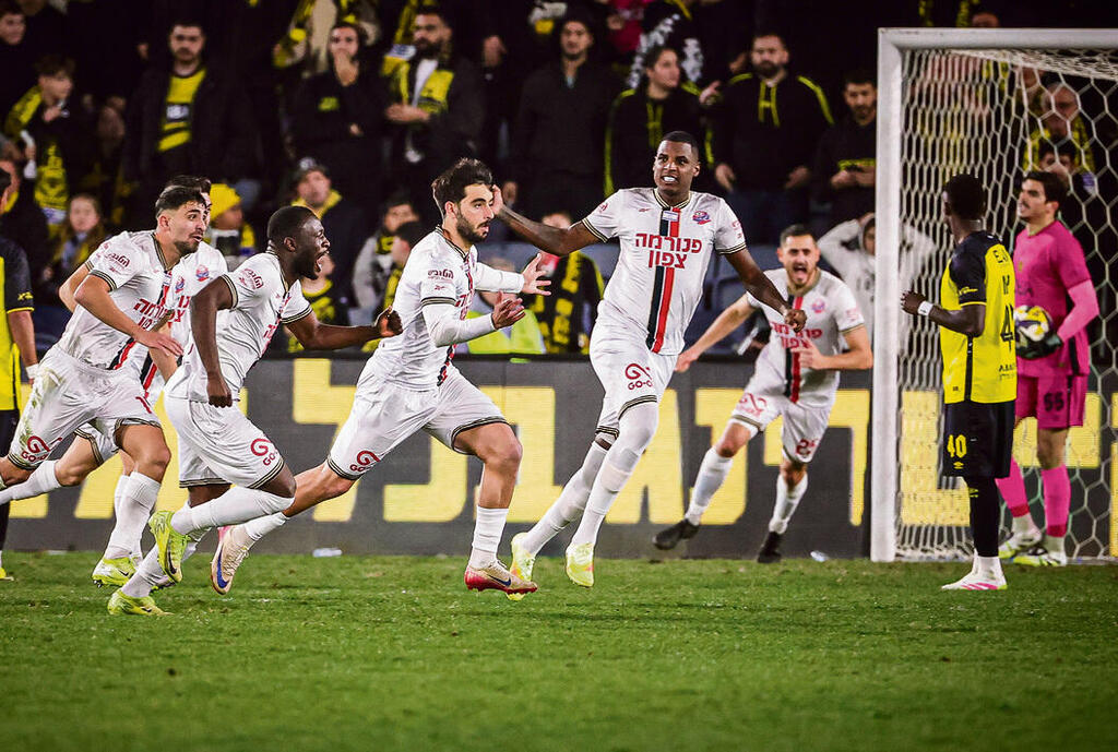 יונתן פרבר ושחקני הפועל חיפה חוגגים שוויון מפתיע בטדי יונתן פרבר ושחקני הפועל חיפה חוגגים שוויון מפתיע בטדי