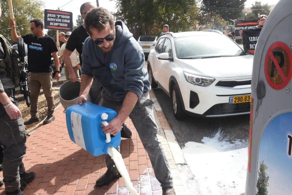 יצרני החלב הפגינו מחוץ לישיבה (צילום: אביהו שפירא) הפגנה של הרפתנים מחוץ לישיבת הממשלה בקריית שמונה