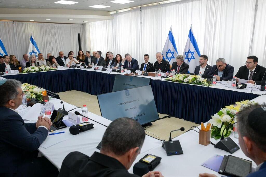 נתניהו לצד ראש העיר קריית שמונה בישיבה (צילום: מעיין טואף/ לע״מ) ישיבת הממשלה בקריית שמונה