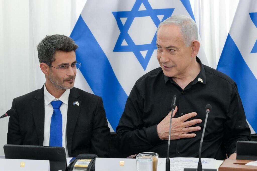 ראש העיר אביחי שטרן לצד נתניהו, ארכיון (צילום: מעיין טואף / לע"מ) ישיבת הממשלה בקריית שמונה