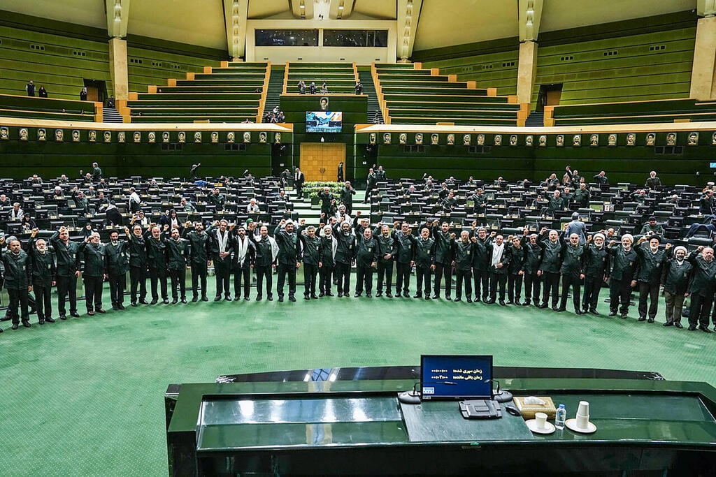 Members of parliament in Tehran chant 'Death to America!' this morning, wearing Revolutionary Guard uniforms (Photo: AFP/ HO /ISLAMIC CONSULTATIVE ASSEMBLY (ICANA)) חברי ה מג'לס פרלמנט ב איראן טהרן קוראים " מוות לאמריקה " במדי משמרות המהפכה אחרי שאלו הוכרזו כארגון טרור על ידי האיחוד האירופי