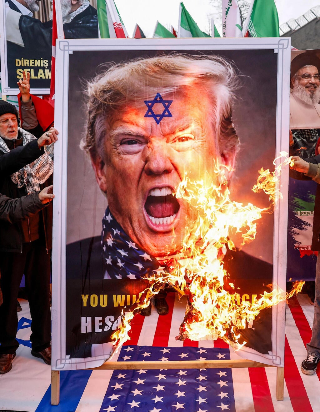 Scenes in Iran: burning Trump’s photo with a Star of David (Photo: REUTERS/Kemal Aslan) תומכי איראן שורפים את דגל ישראל ארה"ב ותמונות של טראמפ ו נתניהו מול קונסוליית ארה"ב ב איסטנבול טורקיה