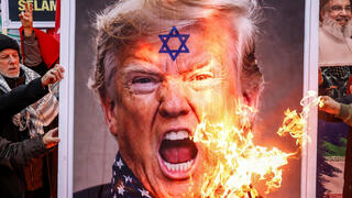 תומכי איראן שורפים את דגל ישראל ארה"ב ותמונות של טראמפ ו נתניהו מול קונסוליית ארה"ב ב איסטנבול טורקיה