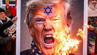 תומכי איראן שורפים את דגל ישראל ארה"ב ותמונות של טראמפ ו נתניהו מול קונסוליית ארה"ב ב איסטנבול טורקיה