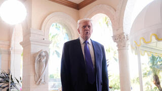 נשיא ארה"ב דונלד טראמפ משוחח עם כתבים בדרכו לחתונת יטעצו דן סקבינו ב אחוזת מאר-א-לאגו פלורידה