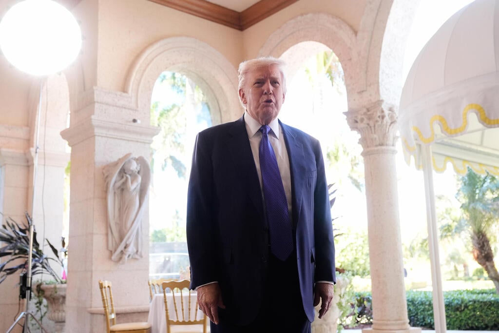 US President Trump (PHoto: AP Photo/Mark Schiefelbein) נשיא ארה"ב דונלד טראמפ משוחח עם כתבים בדרכו לחתונת יטעצו דן סקבינו ב אחוזת מאר-א-לאגו פלורידה