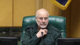 יו"ר הפרלמנט האיראני מוחמד באקר קאליבאף עם מדי משמרות המהפכה