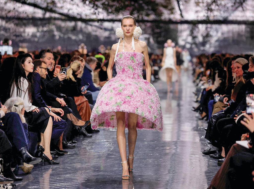 התצוגה של דיור. קולקציה עמוסת ציטוטים, צבעים, צלליות ושמלות בלוניות (Benoit Tessier, REUTERS) התצוגה של דיור. קולקציה עמוסת ציטוטים, צבעים, צלליות ושמלות בלוניות