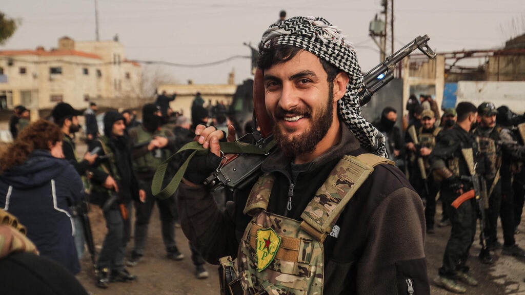 לוחמים כורדים של SDF צופים מהצד ב כוחות א-שרע נכנסים לעיר אל-חסכה סוריה