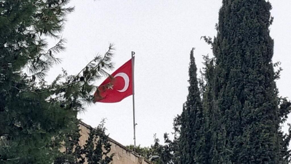 Turkish flag next to the hospital (Photo: Gilad Cohen) בית החולים הנוצרי סנט ג'וזף בירושלים