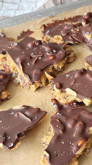 תמרים עם חמאת בוטנים ושוקולד