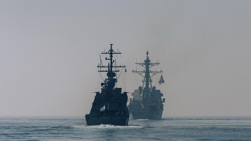 The US destroyer Delbert Black behind the Israeli vessel INS Eilat during an exercise in the Red Sea (Photo: IDF) המשחתת האמריקנית באילת