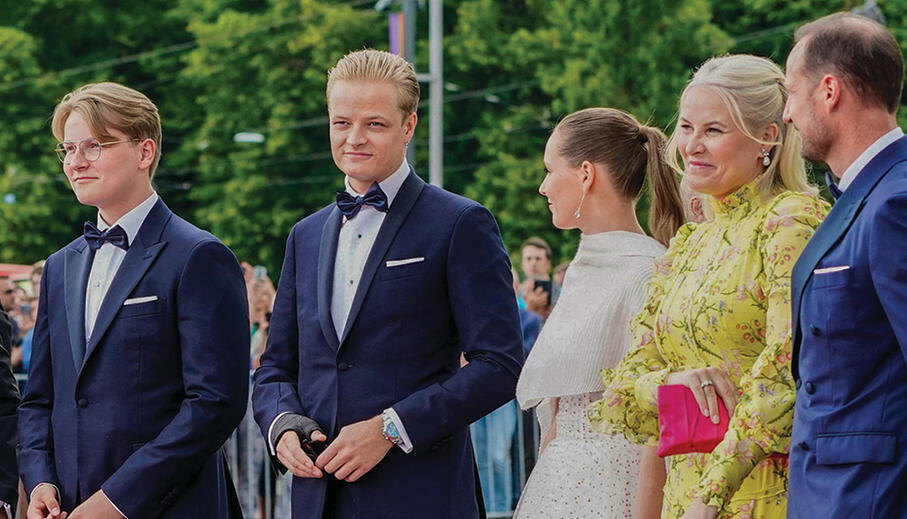 הכבשה השחורה. הויבי (שני משמאל) ומשפחת המלוכה