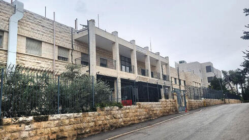 במימון קרן קטארית, עם דגל טורקיה: כך מדינות זרות משתלטות על מבנים בירושלים