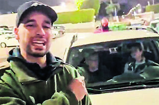 מרדכי דוד חוסם את רכבו של אהרן ברק