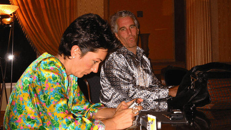 Maxwell and Epstein (Photo: The US Justice Department / Handout /Anadolu via Getty Images) ג'פרי אפשטיין גיליין מקסוול