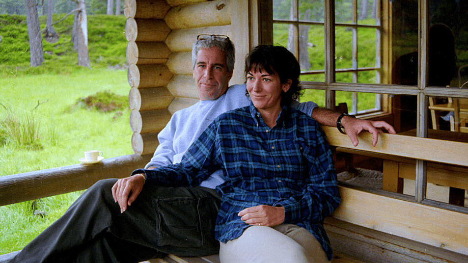 'Couldn't have done it without her': Maxwell and Epstein (Photo: The US Justice Department / Handout/Anadolu via Getty Images) ג'פרי אפשטיין גיליין מקסוול