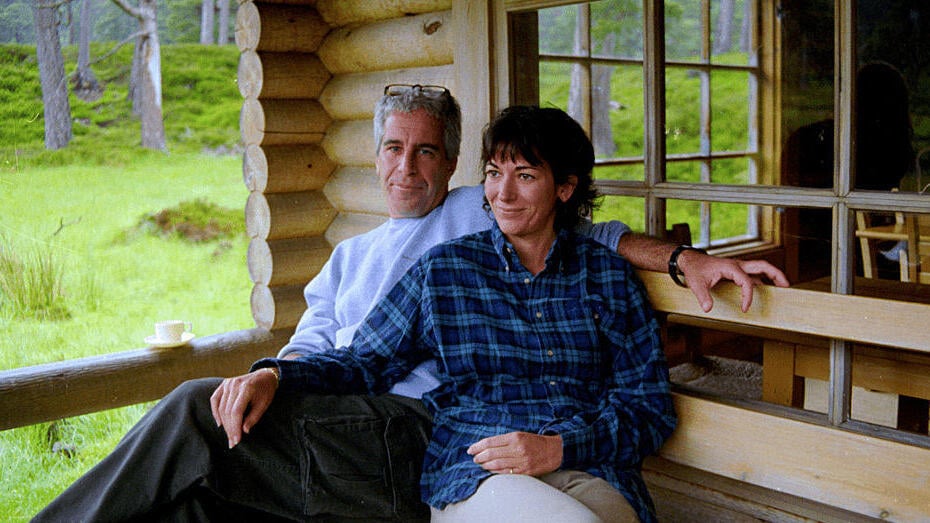 Epstein and Maxwell (Photo: The US Justice Department / Handout/Anadolu via Getty Images) ג'פרי אפשטיין גיליין מקסוול