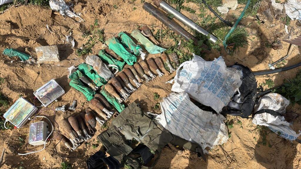 The mortar shells that were located in UNRWA bags (Photo: IDF) מהלך פעילות של כוחות חטיבה 7 לטיהור מרחב הקו הצהוב: אותרו כ-110 פצצות מרגמה שהוסתרו בשקי סיוע הומניטרי של אונר"א