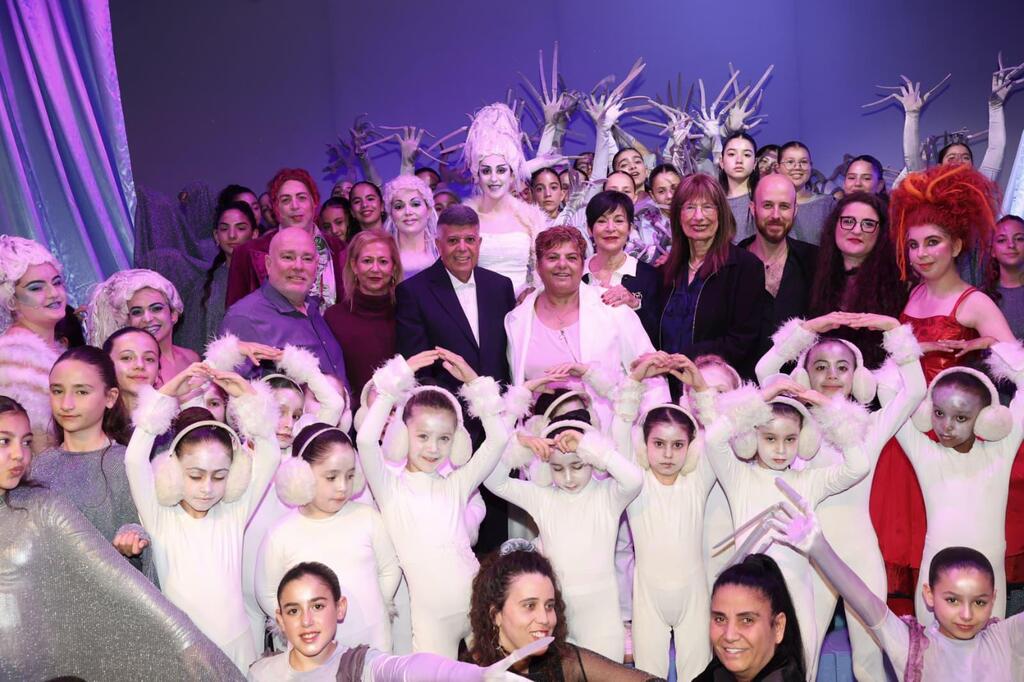 Israeli Opera in Ofakim. Guests (form right): Prof. Nili Cohen Chair of the Israeli Opera’s board, Chair of the Friends of the Israeli Opera Association Aliza Jaffa, Ofakim Mayor Itzik Danino and his wife, Israeli Opera CEO Tali Barash Gottlieb, Ofakim residents Rachel Edri, Tali Hadad, Ran Shapira head of the Culture Administration at the Culture and Sports Ministry (Photo: Rafi Delouya) Israeli Opera