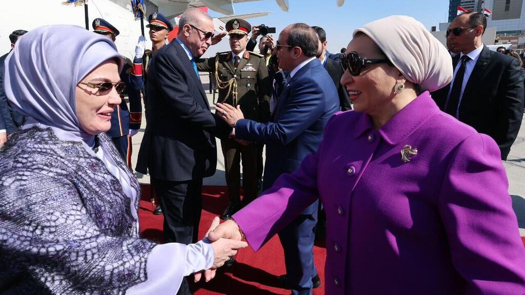 The presidents’ wives, Emine Erdogan and Entissar Amer, shake hands נשיא טורקיה רג'פ טראיפ ארדואן ב מצרים