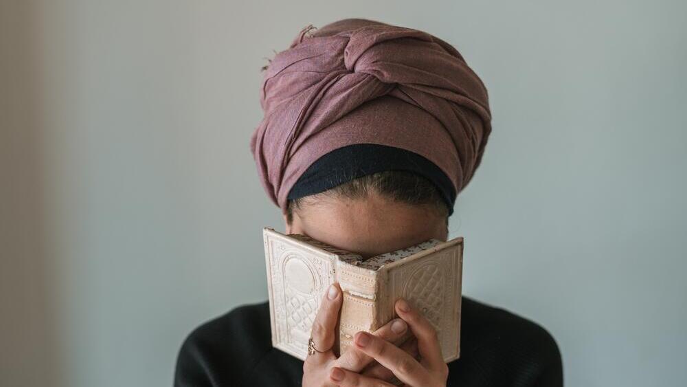 An Orthodox Jewish woman wearing a headcovering; for illustration purposes (Photo: Mayan Nemanov/Shutterstock) אישה חרדית. ארכיון