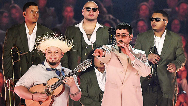 מוחה על היחס למהגרים. באד באני (JAIME SALDARRIAGA, AFP) מוחה על היחס למהגרים. באד באני