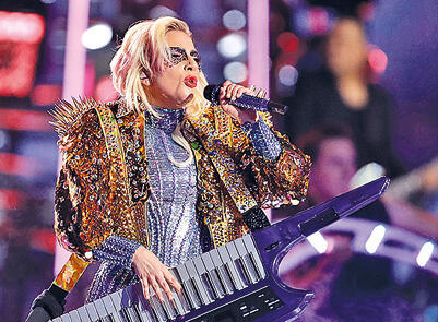 צנחה מהגג. ליידי גאגא בסופרבול