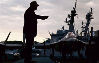 טראמפ על סיפונה של נושאת מטוסים אמריקאית, אוקטובר 2025